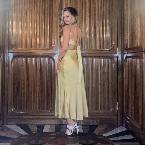 Midi dress in yellow - Picture 8 of 9